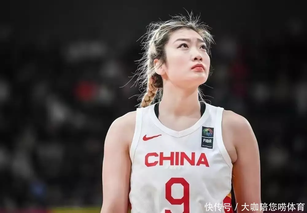 周韵的气质从来没有丢过。穿波点吊带裙扎个低马尾太惊艳了