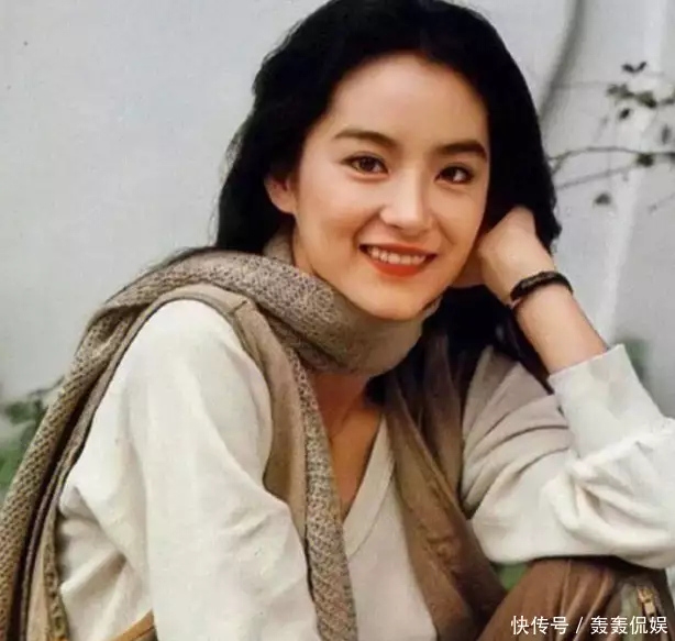 何洁太漂亮了，不能减肥。牛仔外套配短裙去机场，高马尾至少年轻5岁