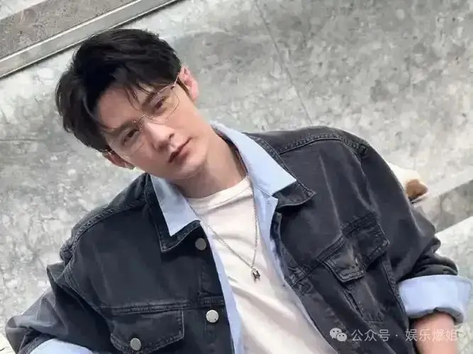 王楚钦与神秘黑发美女合影引热议!造型师身份曝光,恋情猜测落空