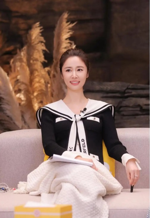 “爱你老己”爆火：一场年轻人的自我和解，从“自黑”到“自宠”的情绪革命