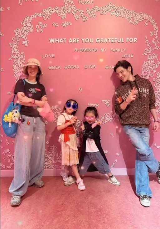 42岁应采儿近况曝光！嫁给陈小春生2个儿子，如今婚姻生活很幸福