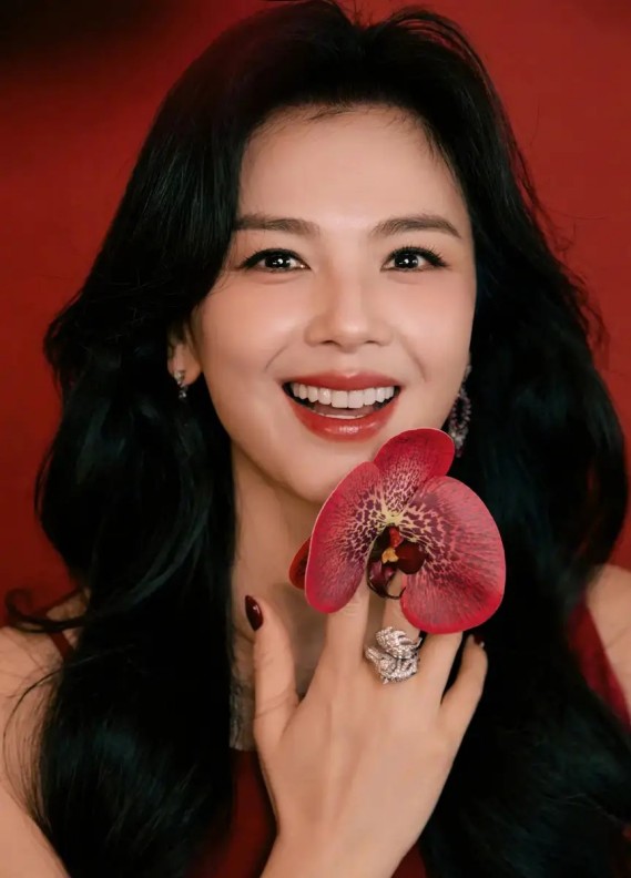 49岁梁咏琪惊艳回归，第4次上央视春晚！她倒贴嫁西班牙籍丈夫，15年婚姻打破所有质疑