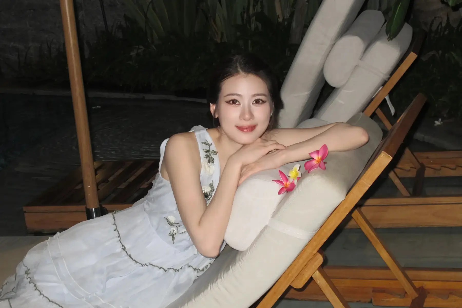 宋茜一身白色流苏清爽灵动，现身香水活动：不抢热搜的五奢女王，凭什么让品牌方排队续约？